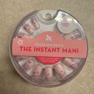 Olive and June press on nails, short oval